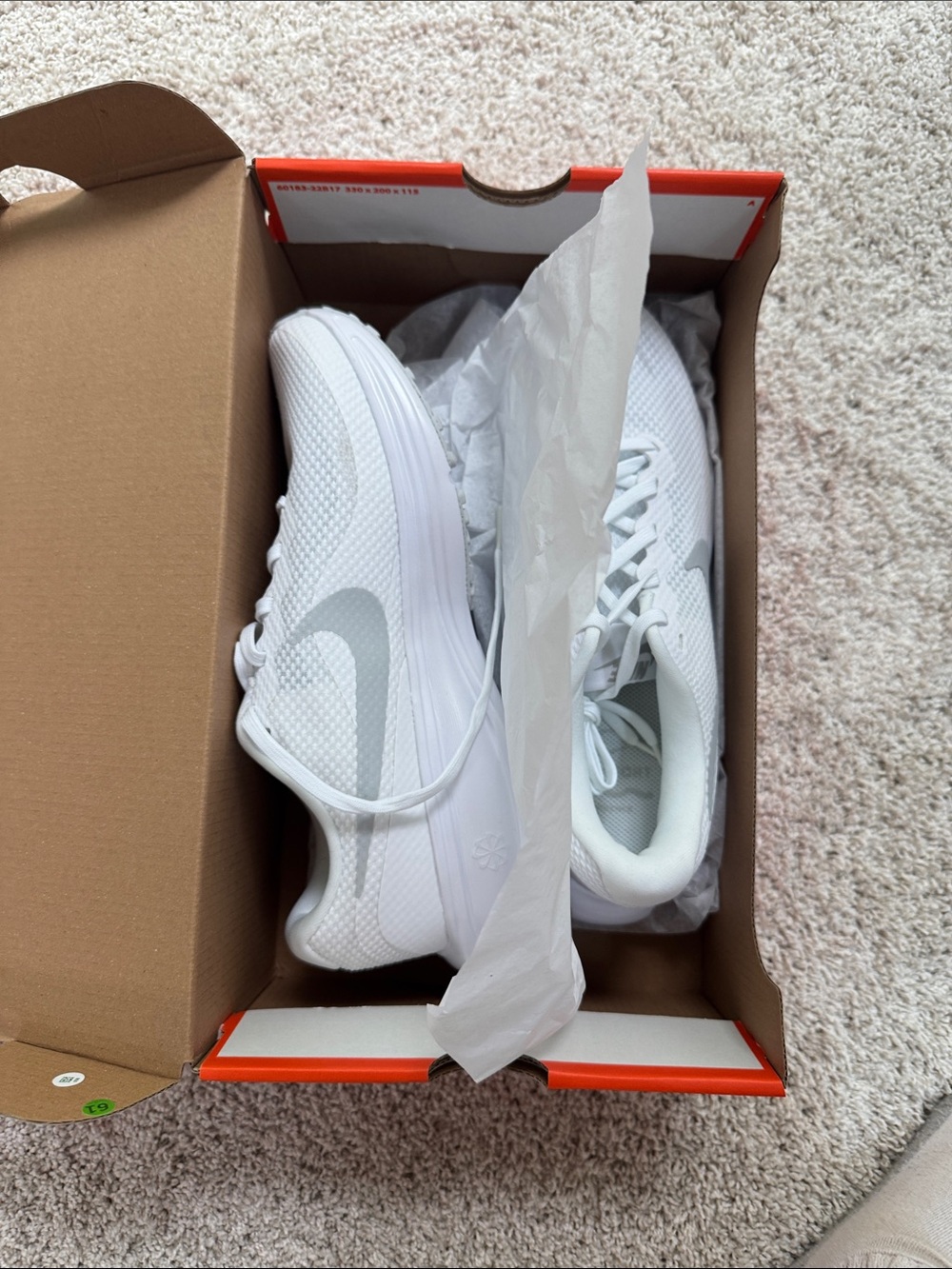 Nike Revolution White - Mens 7 - Brand New - Picture 4 of 4